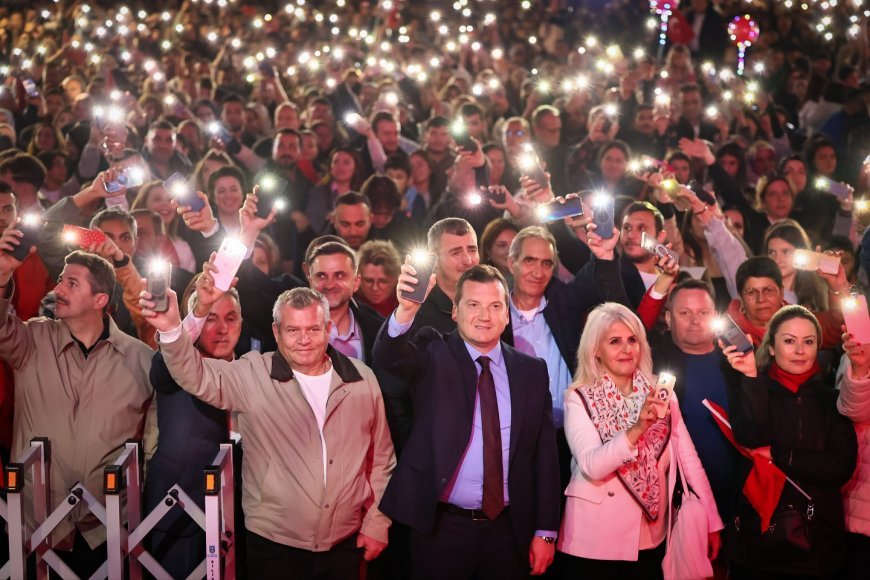 Silivri, Cumhuriyet Bayramının 102. Yılını 102 Metre Uzunluğundaki Bayrakla Kutladı!