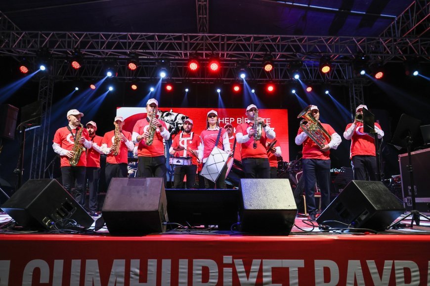 Silivri, Cumhuriyet Bayramının 102. Yılını 102 Metre Uzunluğundaki Bayrakla Kutladı!