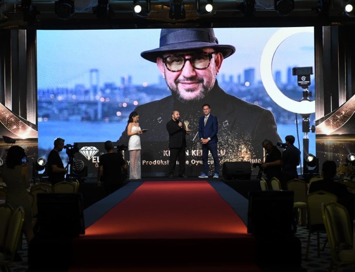 Kenan Keloğlu’na “Yılın Prodüksiyon ve Oyuncu Koçluğu” Ödülü
